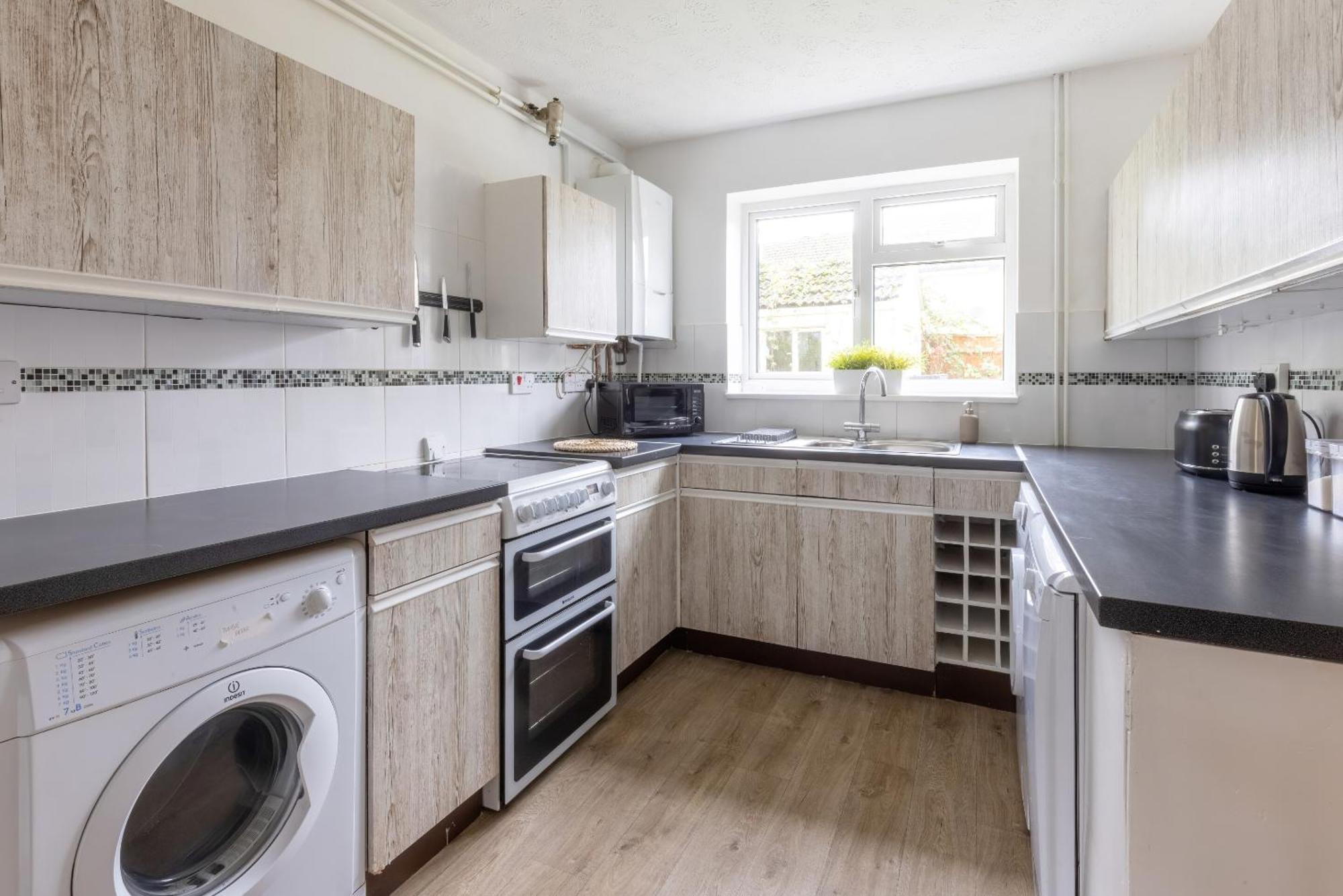 The Conifers Large Detached Home With Off Street Parking 위트니 외부 사진