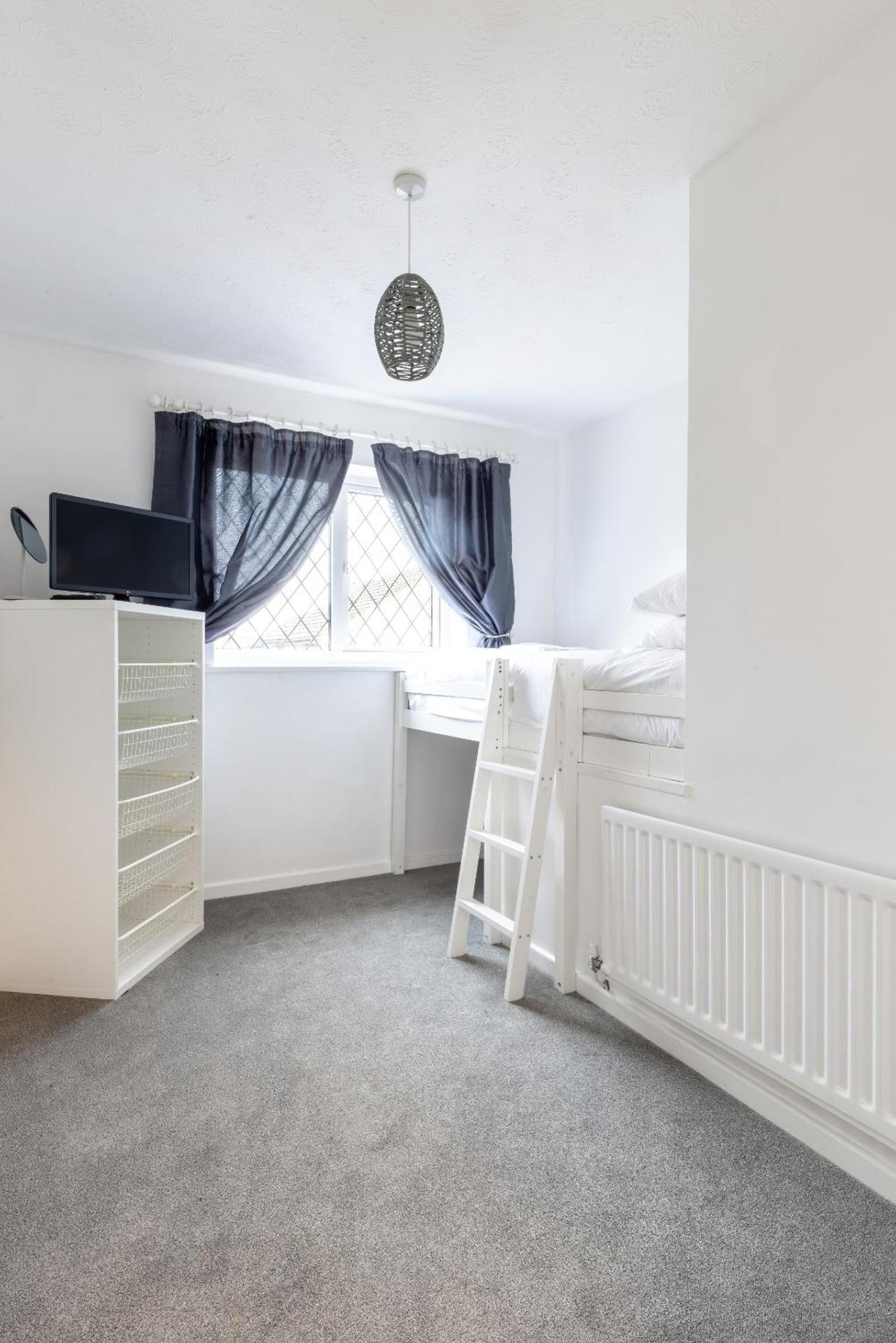 The Conifers Large Detached Home With Off Street Parking 위트니 외부 사진