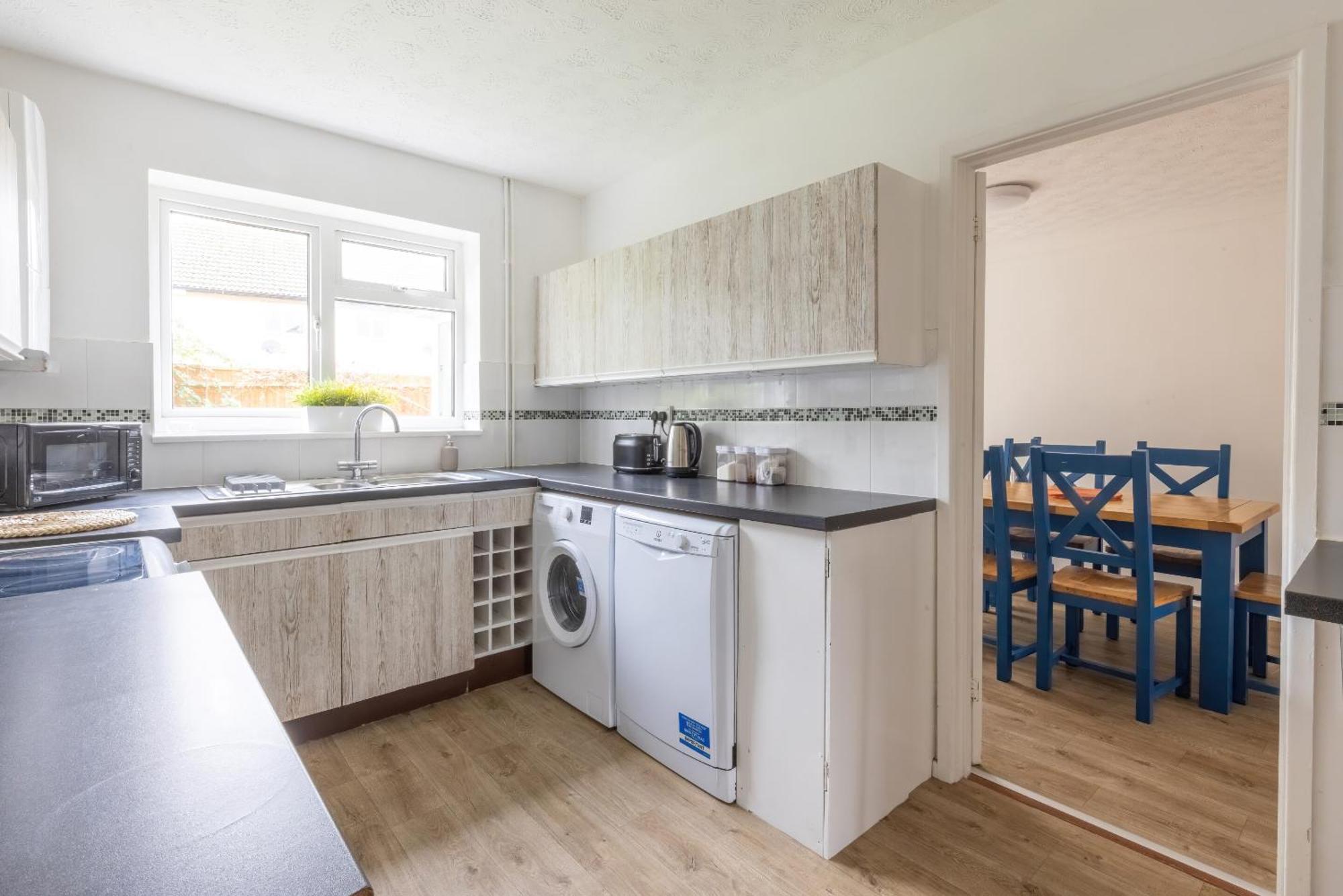 The Conifers Large Detached Home With Off Street Parking 위트니 외부 사진