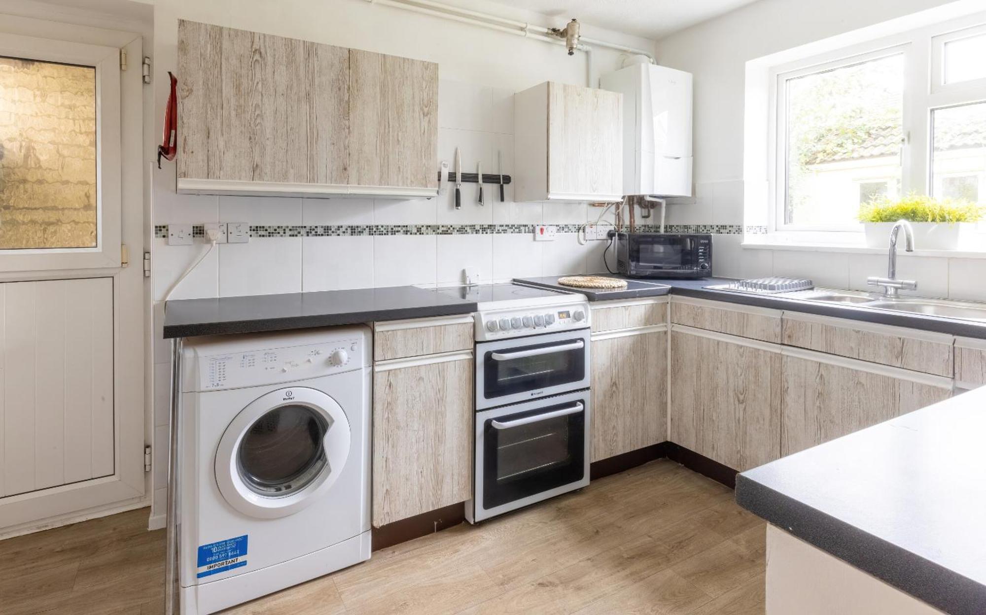 The Conifers Large Detached Home With Off Street Parking 위트니 외부 사진