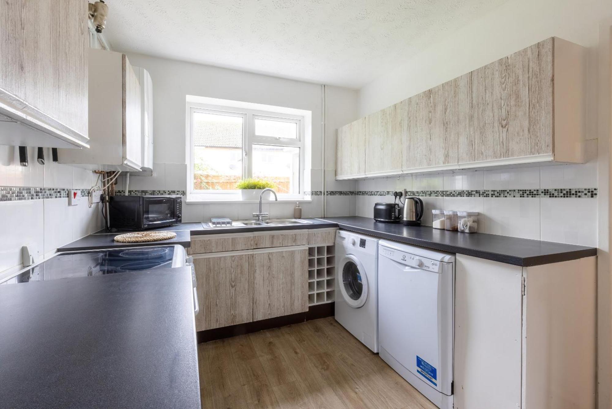 The Conifers Large Detached Home With Off Street Parking 위트니 외부 사진